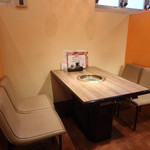 Sumiyaki Shokunin - 仕切りのあるテーブル席