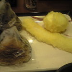 Marugame Seimen - 鶏ごぼうおにぎり、鮭おにぎり、半熟玉子天、いか天