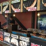 Kinoko Oukoku - 店前では炭火焼の良い香り。