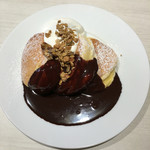 幸せのパンケーキ - ホットチョコレートパンケーキ自家製グラノーラがけ¥1,150-