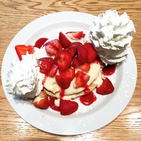 ウォルプタス 東京駅グランルーフ店 - 苺とマスカルポーネのパンケーキ