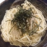 布施丿貫 - 和え玉150円麺にタレと魚粉がかかっているのでそのまま食べて旨いです。途中でスープにシフトするのも良い食べ方です