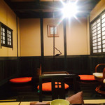 Iyashi No Sato Shouen - 離れの部屋で部屋食のお部屋と囲炉裏が奥にあります。
                        