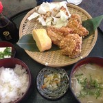 Honkesanzokunabe - 山賊からあげ定食
                        （通常880円→ランパスvol.6提示で500円）
                        ●唐揚げ・卵焼き・ご飯・味噌汁・小鉢・漬物