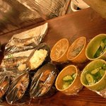 Tachinomi Dokoro Sakuraya - カウンターの上には秋刀魚やキュウリなどの料理も置いてありました。 スピード料理ですね。  　