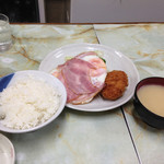 お食事 まるやま - ベーコンエッグとカニコロッケ盛合せ750円