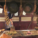 伊達藩長屋酒場 - シャベルで豪快に焼きます