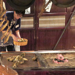 伊達藩長屋酒場 - 岩牡蠣を並べて