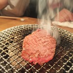 炭火焼肉 なかはら - サーロイン焼いてます