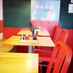 れあ! - 木のテーブルと赤い椅子
ガラスには前店舗のロゴ^^;