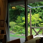 Udon Sansai Shioya - 窓の外は綺麗な緑