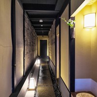 富小路 やま岸 - 玄関を開けると奥行きのあるエントランス。
