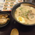 包王 - とんこつ焦がし醤油のラーメンに牛とん包