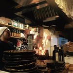 淡路島 炉端ごっつ - 店内でカツオの藁焼きをされてます。