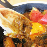 KIHACHI CAFE - カフェカレーにしてはスパイシーかなって感じです。
      揚げ焼きのナスとズッキーニがジューシーで美味しい！