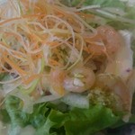 さくら鶏とむき海老のバジルマリネサラダ