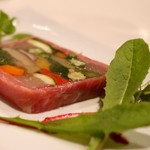 ラ・カーヴ・ド・ノア - 生ハムをまとわせた11種類の野菜のテリーヌ ”ノア・イレブン”