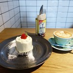 モジョコーヒー - ショートケーキと、
カプチーノ