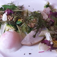 ラ・トゥーエル - 鰆の燻製・瞬間焼き　春野菜のリゾーニのサラダ仕立て