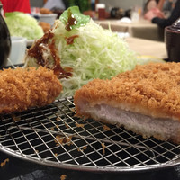 とんかつ まい泉 青山本店 - 若干ピンクのお肉でめちゃジューシー。