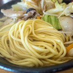 辛くなくても間違いないチャンポン。どんどん赤くなっていくスープが面白い。