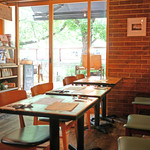 SOAKS - テーブル席と目黒川沿いの眺め