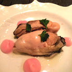 Restaurant MAEKAWA - 牡蠣のコンフィ 赤カブのソース
      
