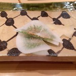 銀座 久兵衛 - 大根と大葉の梅肉包み