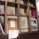 手打ちそば 菊谷 - 蕎麦の本が並んだ店内