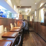 手打ちそば 菊谷 - カウンター中心の店内（わざわざ大阪から食べに来られたご夫婦）