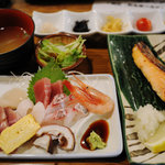 魚屋はちまき - ランチのダブル定食セット￥1,000（お椀、他につくご飯と生卵が、おかわり自由）