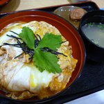 鶏三和 - 純鶏名古屋コーチン親子丼（コラーゲンスープ・梅干し付き）780円