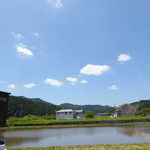 てんこもり農作物直売所 - お店の前。のどかな田園風景が広がっています