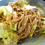 てんこもり農作物直売所 - 黒麺（黒にんにく麺）＝黒いジャージャー麺を、混ぜたところ