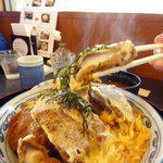 てんこもり農作物直売所 - 名物「しいたけカツ丼」大きなしいたけ