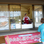 てんこもり農作物直売所 - 外にあるみたらし団子、五平餅売り場