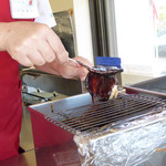 てんこもり農作物直売所 - １．五平餅に、タレをつけているところ