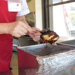 てんこもり農作物直売所 - ２．五平餅に、タレをつけているところ