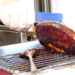 てんこもり農作物直売所 - ３．五平餅に、タレをつけているところ