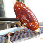 てんこもり農作物直売所 - ４．五平餅に、タレをつけているところ