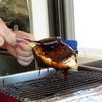 てんこもり農作物直売所 - ５．五平餅に、タレをつけているところ