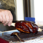 てんこもり農作物直売所 - ６．五平餅に、タレをつけているところ