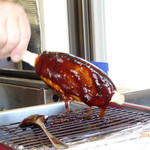 てんこもり農作物直売所 - ７．五平餅に、タレをつけているところ