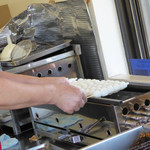 てんこもり農作物直売所 - みたらし団子を焼いているところ