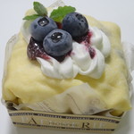 ハッピーベリー - フレッシュブルーベリーのクレープケーキ