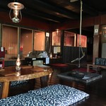 蕎麦屋蛍 - 内観（暗い店内に優しいランプの光）