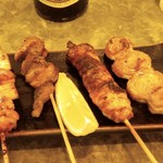 Kushiyaki Shimachan - おすすめの串焼５本 ７５０円  左からねぎま(たれ)、すなぎも(塩胡椒)、アミレバ(塩)、豚としょうが(塩)