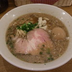 背脂煮干しそば　晴 - 背脂煮干しそば味玉入り