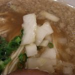 背脂煮干しそば　晴 - 玉ねぎがいいアクセント!!!