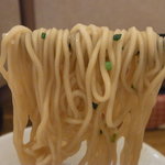 背脂煮干しそば　晴 - 麺は中よりやや細め。